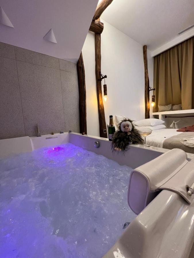 Tamarin & Capucin Suite Balneo Aubagne Exteriör bild