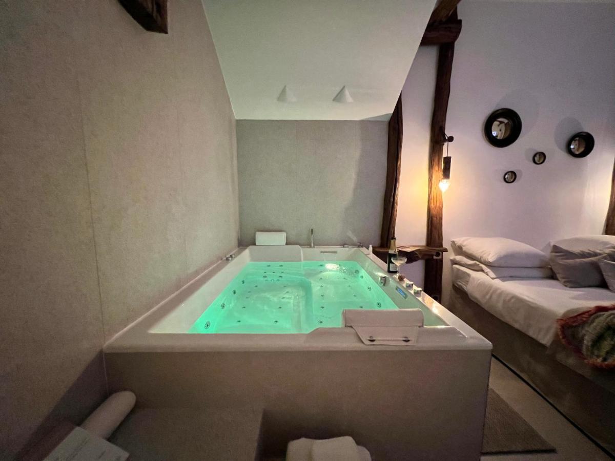 Tamarin & Capucin Suite Balneo Aubagne Exteriör bild